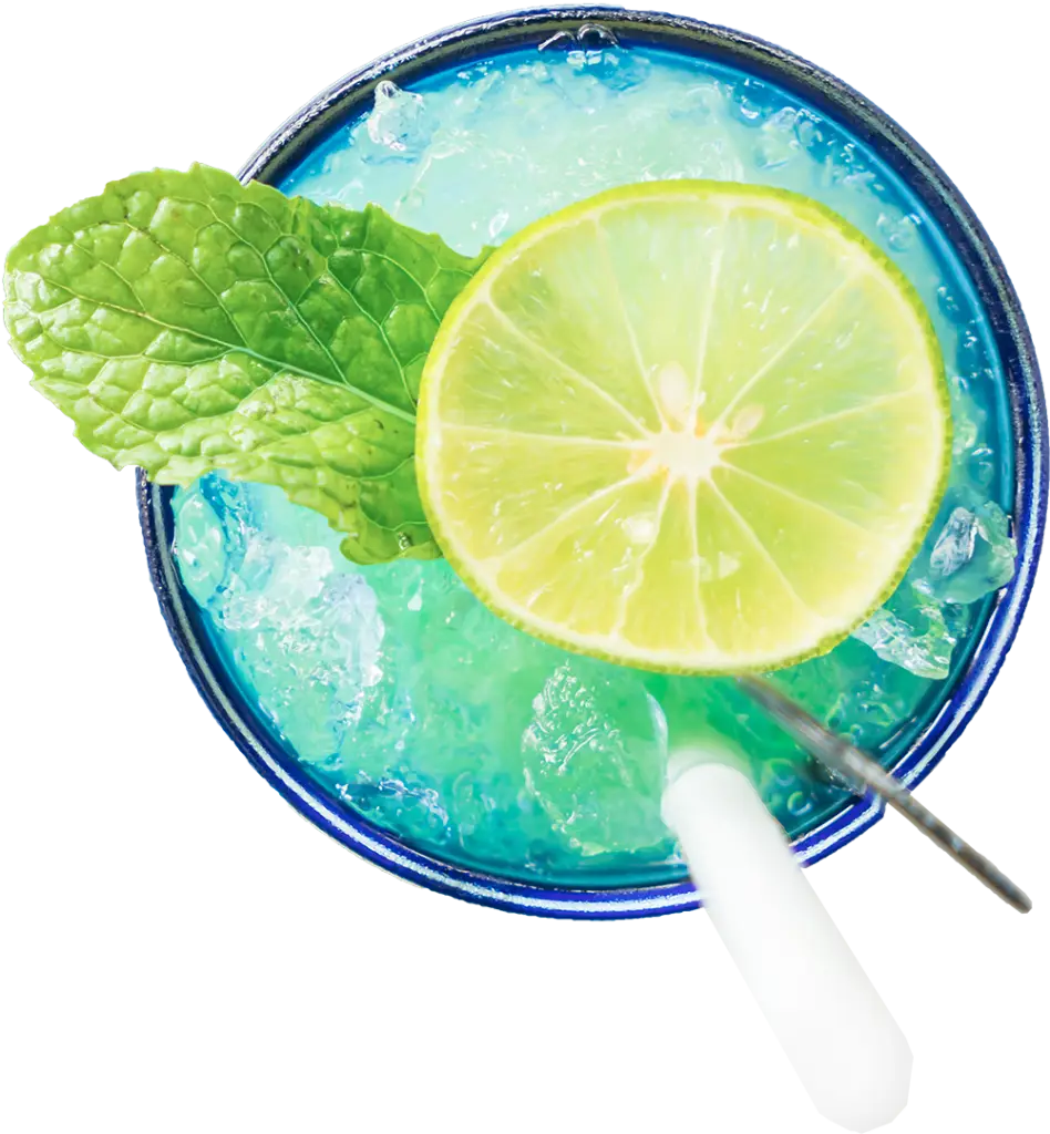 Glace pilée et glaçons dans un cocktail